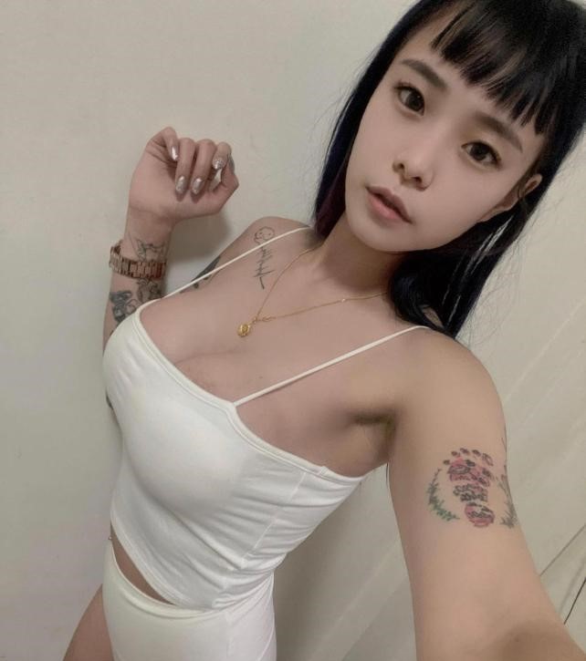 纹身水嫩小妹