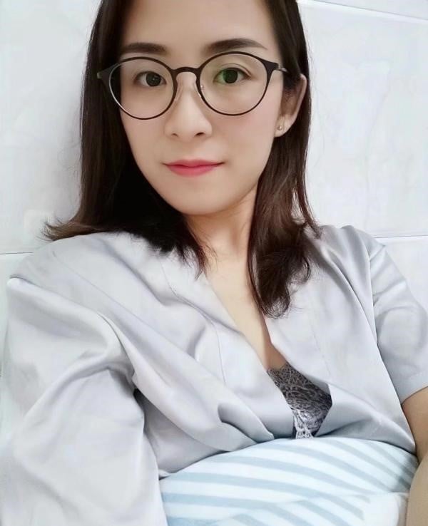 杨浦眼镜气质女