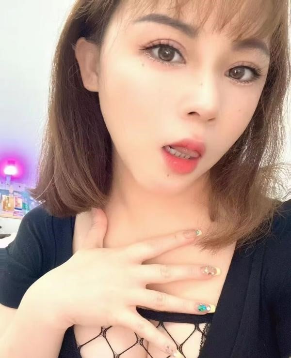 湿吻大胸美女